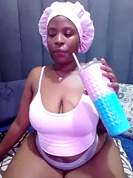 Snapshot of MrsMxx25 chatting on October 16, 11:28 pm MrsMxx25 online show from October 16, 11:28 pm