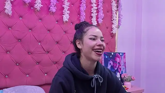 Snapshot of Nanis_James chatting on November 9, 2:43 am Nanis James online show from November 9, 2:43 am