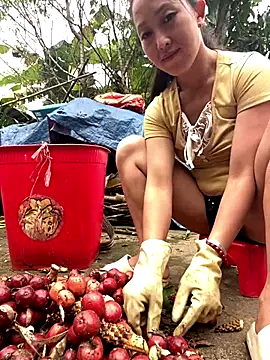 Snapshot of Huong-Ly chatting on October 3, 7:05 am Huong-Ly online show from October 3, 7:05 am
