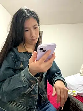 Snapshot of crhong666 chatting on November 8, 12:00 am crhong666 online show from November 8, 12:00 am