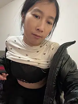 Snapshot of crhong666 chatting on December 18, 12:27 am crhong666 online show from December 18, 12:27 am