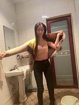 Snapshot of crhong666 chatting on January 12, 12:38 am crhong666 online show from January 12, 12:38 am