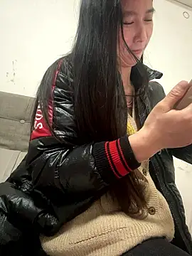 Snapshot of crhong666 chatting on January 19, 12:25 am crhong666 online show from January 19, 12:25 am