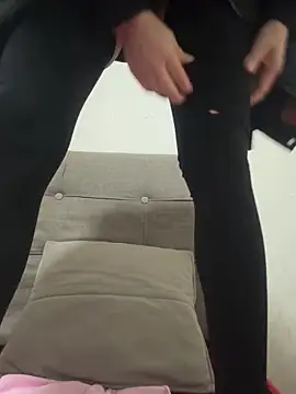 Snapshot of crhong666 chatting on February 3, 12:42 am crhong666 online show from February 3, 12:42 am