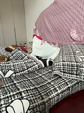 Snapshot of crhong666 chatting on February 21, 12:55 am crhong666 online show from February 21, 12:55 am