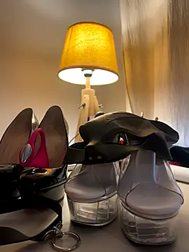 Snapshot of LesAmantsAE2 chatting on October 15, 9:42 am LesAmantsAE2 online show from October 15, 9:42 am