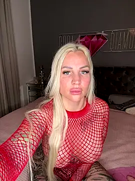 Snapshot of CoraDiamond chatting on December 4, 7:17 am CoraDiamond online show from December 4, 7:17 am