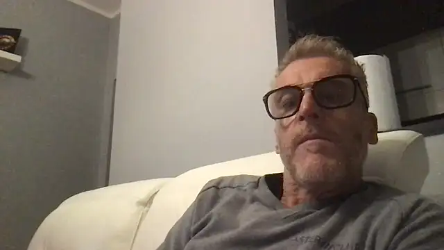 Axl hot online show from November 14, 8:51 pm