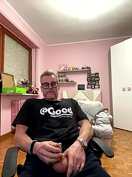 Axl hot online show from January 11, 2:55 pm