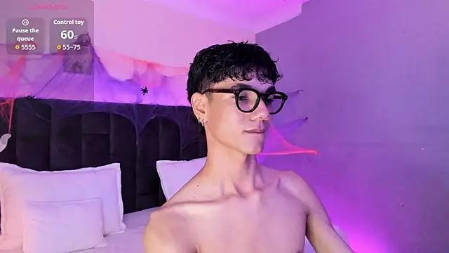 Snapshot of Phillicious__ chatting on October 30, 11:38 pm Phillicious online show from October 30, 11:38 pm