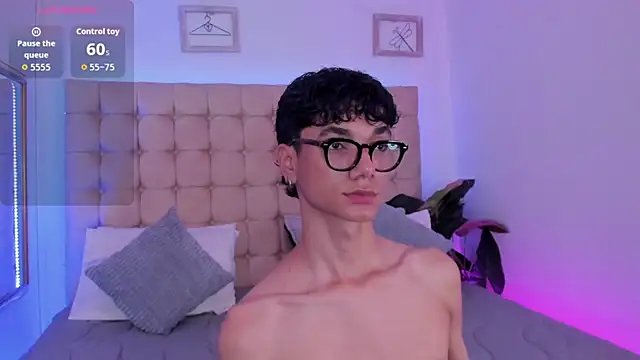 Snapshot of Phillicious__ chatting on November 5, 5:51 am Phillicious online show from November 5, 5:51 am