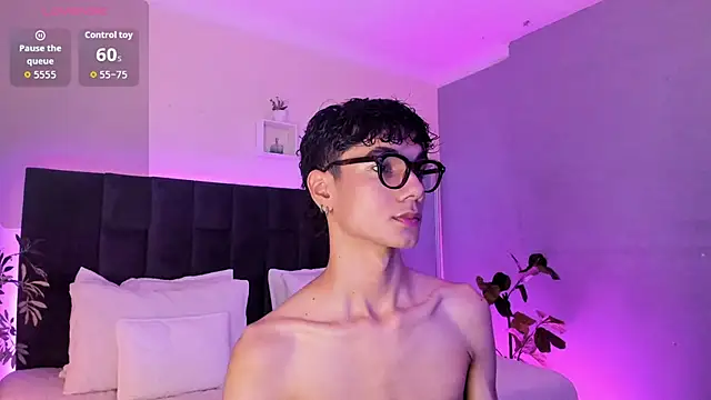 Snapshot of Phillicious__ chatting on November 6, 11:37 pm Phillicious online show from November 6, 11:37 pm