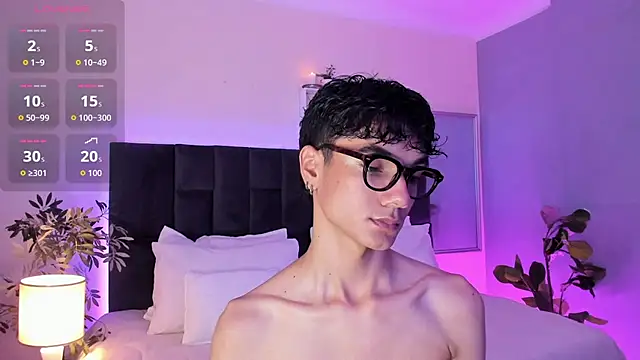 Snapshot of Phillicious__ chatting on November 7, 10:21 pm Phillicious online show from November 7, 10:21 pm