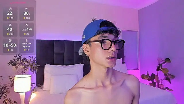 Snapshot of Phillicious__ chatting on November 10, 9:36 pm Phillicious online show from November 10, 9:36 pm