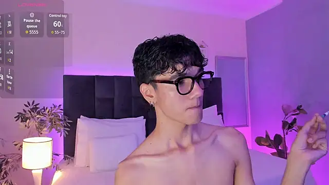 Snapshot of Phillicious__ chatting on November 12, 11:25 pm Phillicious online show from November 12, 11:25 pm