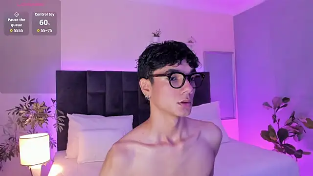 Snapshot of Phillicious__ chatting on November 16, 9:53 pm Phillicious online show from November 16, 9:53 pm