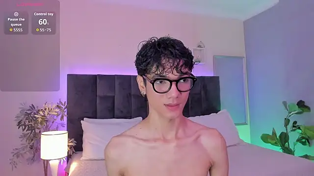 Snapshot of Phillicious__ chatting on December 14, 12:16 am Phillicious online show from December 14, 12:16 am