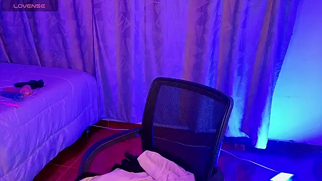 Snapshot of Eymmy_24 chatting on December 16, 1:43 am Eymmy 24 online show from December 16, 1:43 am