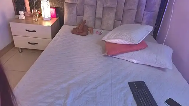 emmi collinss online show from October 4, 7:34 pm