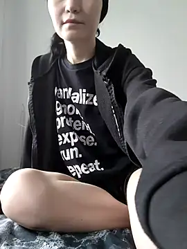 Snapshot of DragonFoxie chatting on November 10, 10:25 am DragonFoxie online show from November 10, 10:25 am