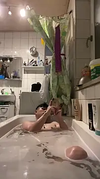 Snapshot of Kingpowerlittel chatting on December 4, 4:48 pm Kingpowerlittel online show from December 4, 4:48 pm