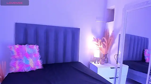 KendraChavez  online show from December 4, 9:45 pm