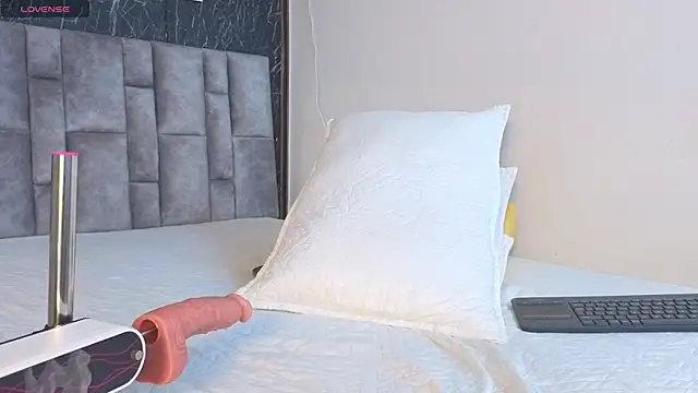 Snapshot of emily_vermont chatting on November 8, 4:01 am emily vermont online show from November 8, 4:01 am