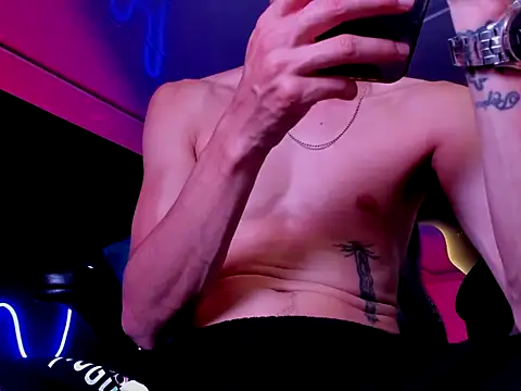 Snapshot of Damartinez27 chatting on October 19, 6:25 am Damartinez27 online show from October 19, 6:25 am