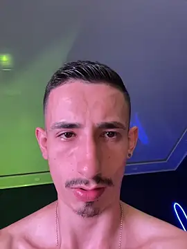 Snapshot of Damartinez27 chatting on October 29, 8:27 am Damartinez27 online show from October 29, 8:27 am