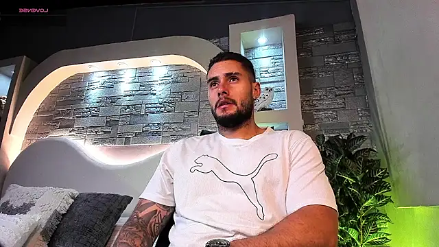 Snapshot of dominic_de_luca chatting on November 11, 10:54 pm dominic de luca online show from November 11, 10:54 pm