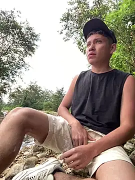 Snapshot of elfernh chatting on December 17, 1:17 pm elfernh online show from December 17, 1:17 pm