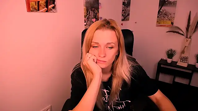 Snapshot of PeppyMia chatting on September 13, 6:13 am PeppyMia online show from September 13, 6:13 am