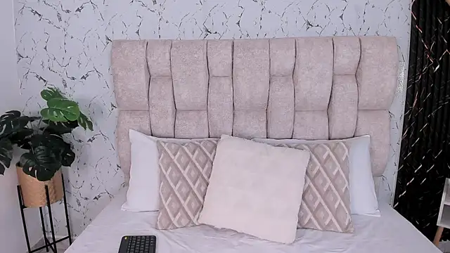 Snapshot of Laura_Ivy chatting on November 10, 12:37 pm Laura Ivy online show from November 10, 12:37 pm