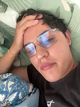 yesitwink  online show from April 16, 5:14 pm