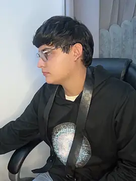 yesitwink  online show from April 23, 2:57 am