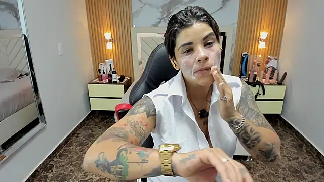 KAROLLJONES1 online show from November 24, 7:35 pm