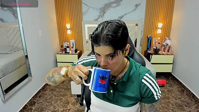 KAROLLJONES1 online show from November 25, 7:14 pm