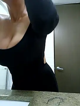 Snapshot of Esmeralda333 chatting on November 12, 4:07 pm Esmeralda333 online show from November 12, 4:07 pm