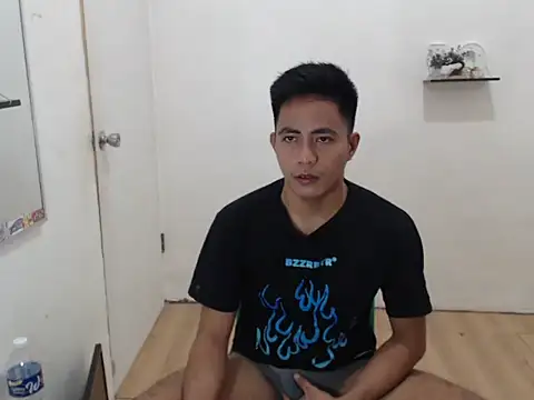 Snapshot of Lloyd_wintours chatting on November 22, 1:10 pm Lloyd wintours online show from November 22, 1:10 pm