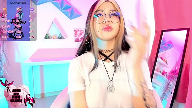 Snapshot of pinkk_deemon chatting on October 27, 2:32 pm pinkk deemon online show from October 27, 2:32 pm