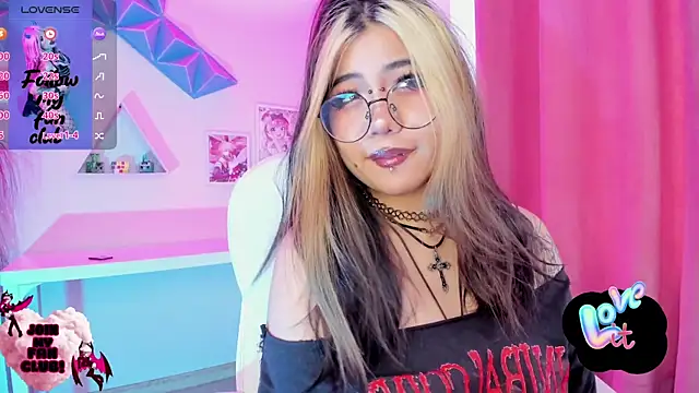 Snapshot of pinkk_deemon chatting on November 21, 2:27 pm pinkk deemon online show from November 21, 2:27 pm