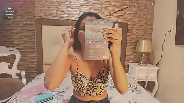 Miladiosa online show from April 10, 1:27 pm