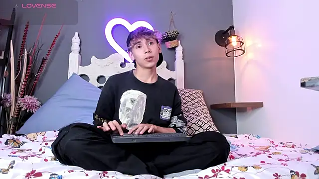 Snapshot of Twinkie_Hung chatting on September 8, 2:16 pm Twinkie Hung online show from September 8, 2:16 pm