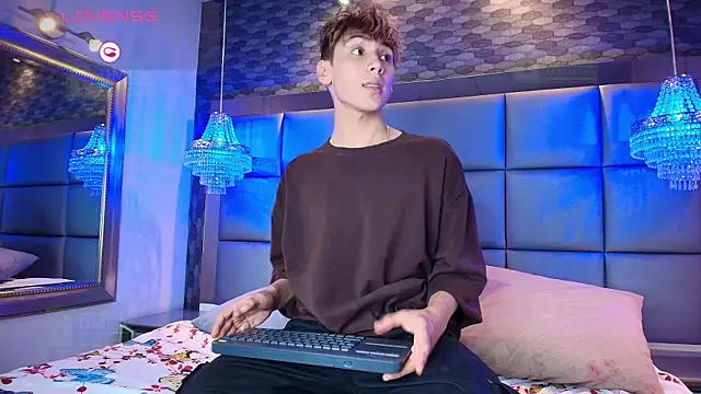 Snapshot of Twinkie_Hung chatting on September 18, 9:28 pm Twinkie Hung online show from September 18, 9:28 pm