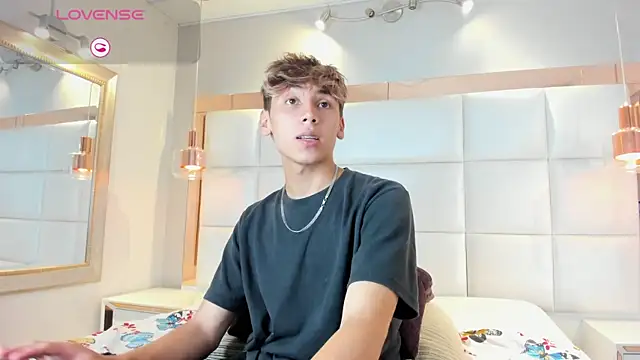 Snapshot of Twinkie_Hung chatting on September 20, 9:49 pm Twinkie Hung online show from September 20, 9:49 pm