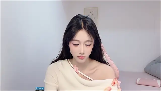 Snapshot of R_R6 chatting on October 6, 1:52 pm R R6 online show from October 6, 1:52 pm