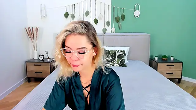 Snapshot of PrincessSlay chatting on September 16, 5:19 am PrincessSlay online show from September 16, 5:19 am