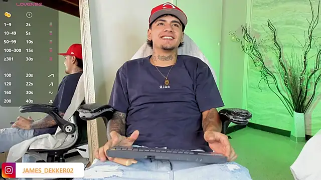 Snapshot of JamesDeker chatting on September 15, 8:20 pm JamesDeker online show from September 15, 8:20 pm