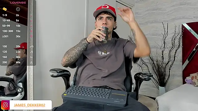 Snapshot of JamesDeker chatting on September 17, 7:59 pm JamesDeker online show from September 17, 7:59 pm