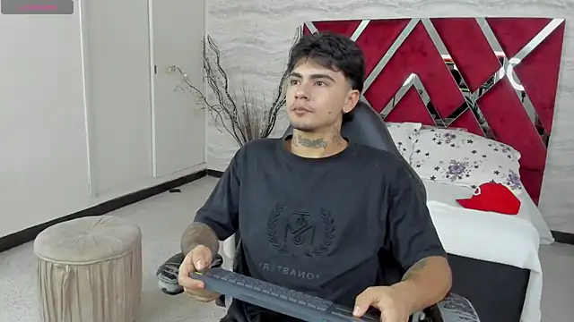 Snapshot of JamesDeker chatting on October 23, 8:07 pm JamesDeker online show from October 23, 8:07 pm